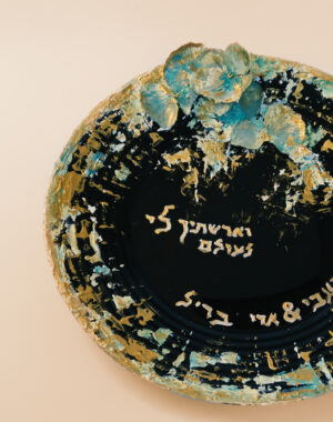 ציור חרסינה בצבע שחור מסגרת מצוירת